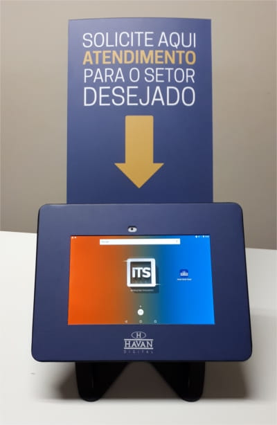 Equipamento totem tablet linha smart desk sem pedestal para solicitação de atendimento na Havan.